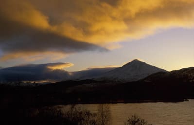 LOOKING OVER LOCH RANNOCH TO THE DISTINCTIVE CONICAL PEAK OF THE QUARTZITE MOUNTAIN OF SCHIEHALLION AT SUNRISE, PERTH & KINROSS © VisitScotland / Paul Tomkins, all rights reserved.